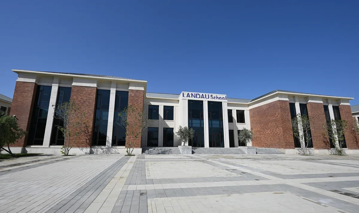 Главный вход: над дверями — «LANDAU School». 28.08.2024